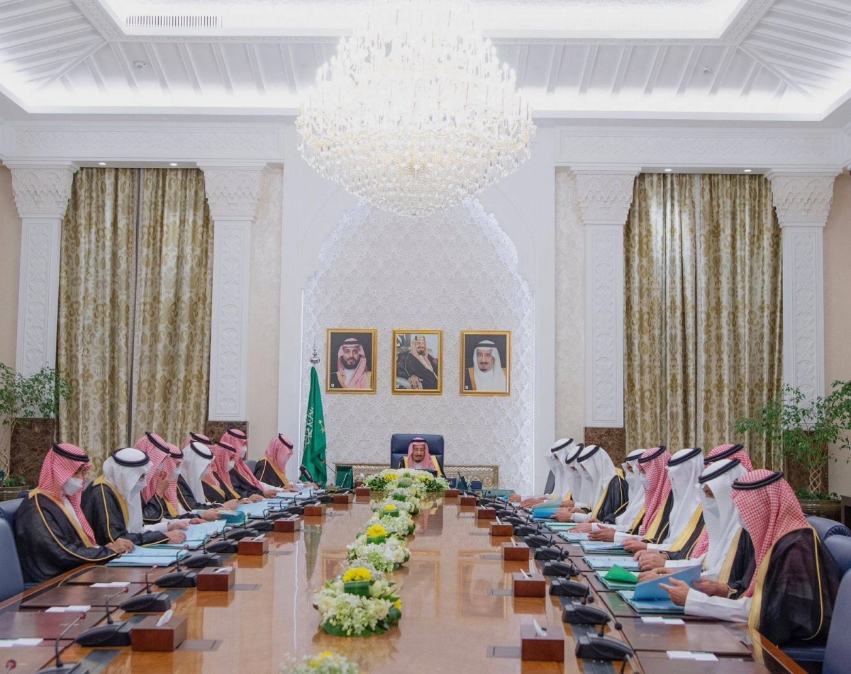 خادم الحرمين مترئسا جلسة مجلس الوزراء في نيوم أمس (واس)