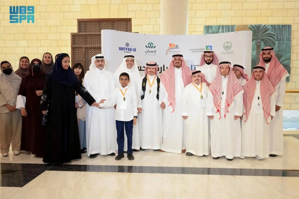 


محمد بن عبدالرحمن مع مسؤولي الجمعية                                       (مكة) 