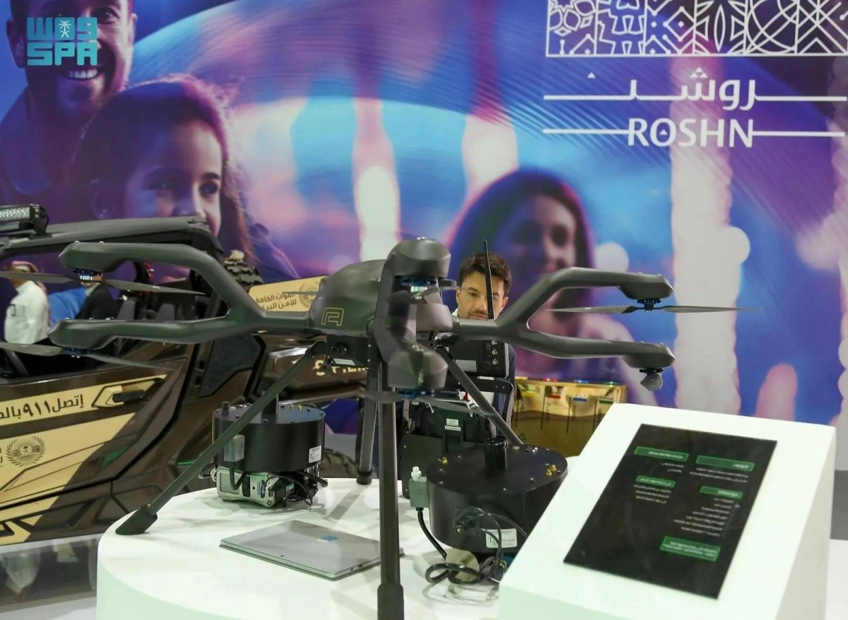 زوار يطلعون على استخدام الدرون (مكة)