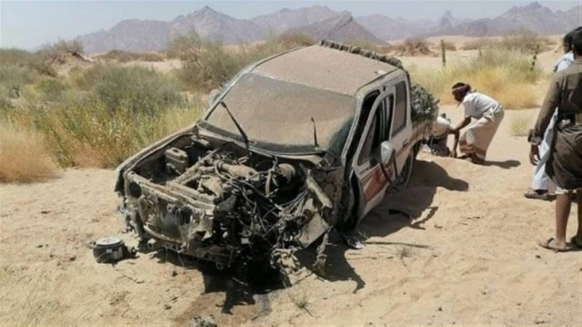 


سيارة مدنية بعد تعرضها للغم حوثي بالحديدة                             (مكة) 