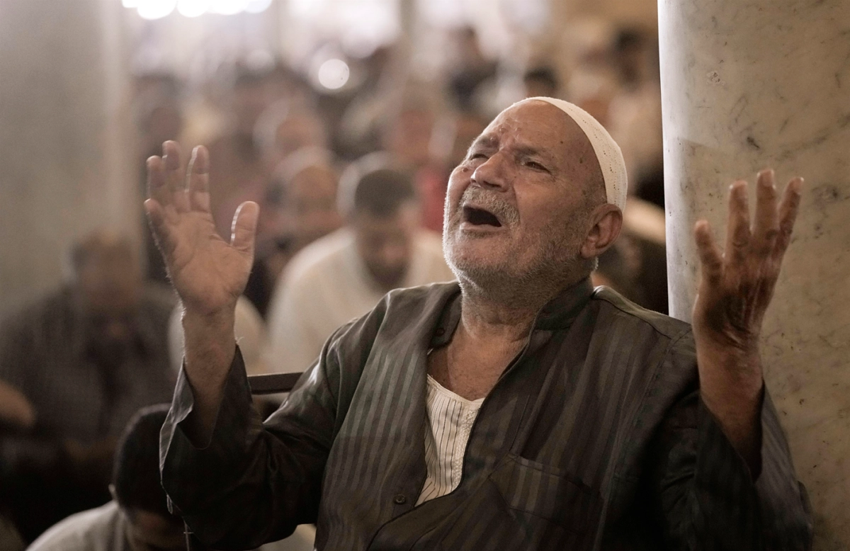 مسن مصري تلقى خبر وفاة أبناءه (مكة)