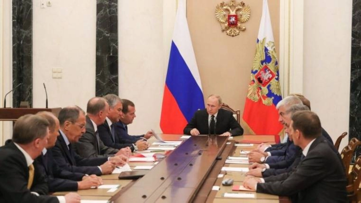 


بوتين يقود مجموعة من القادة                                                                                 (مكة) 