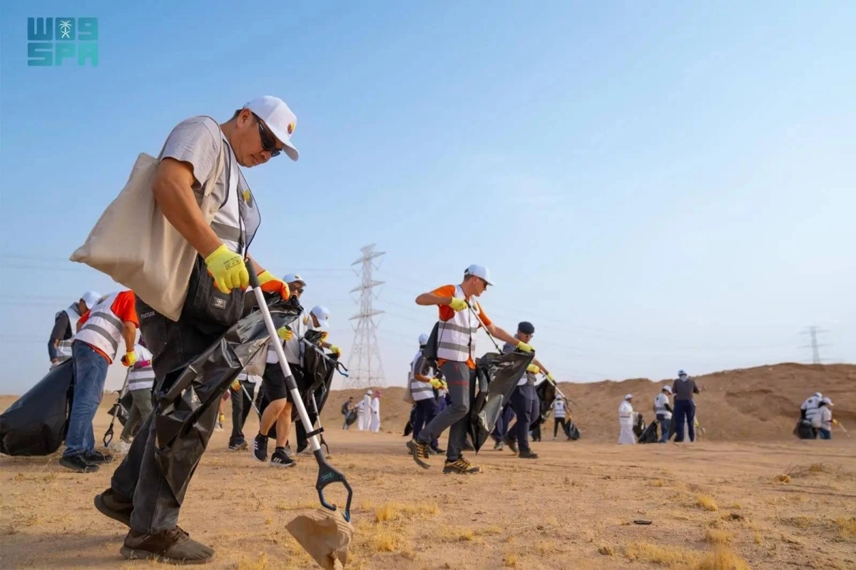 متطوعون ينظفون الوادي (مكة)