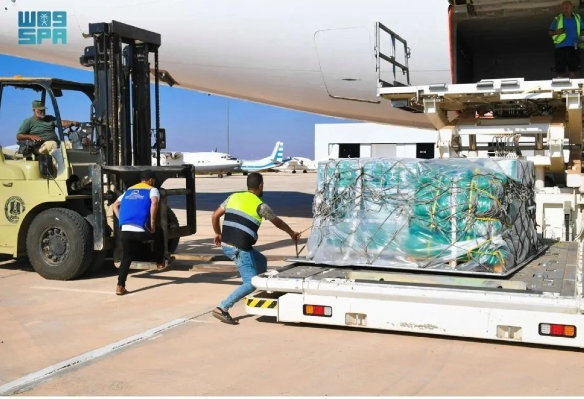 مساعدات غذائية وايوائية اثناء وصولها الى ليبيا