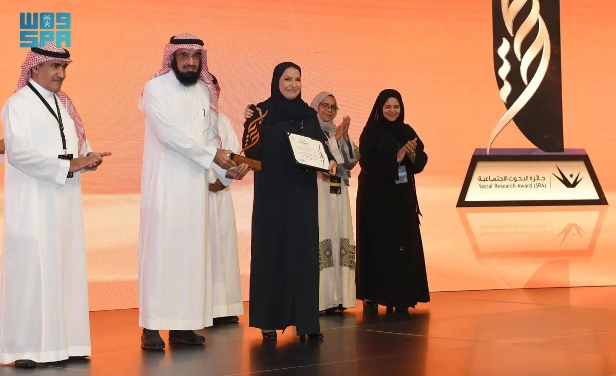 


تكريم إحدى الفائزات                      (مكة) 