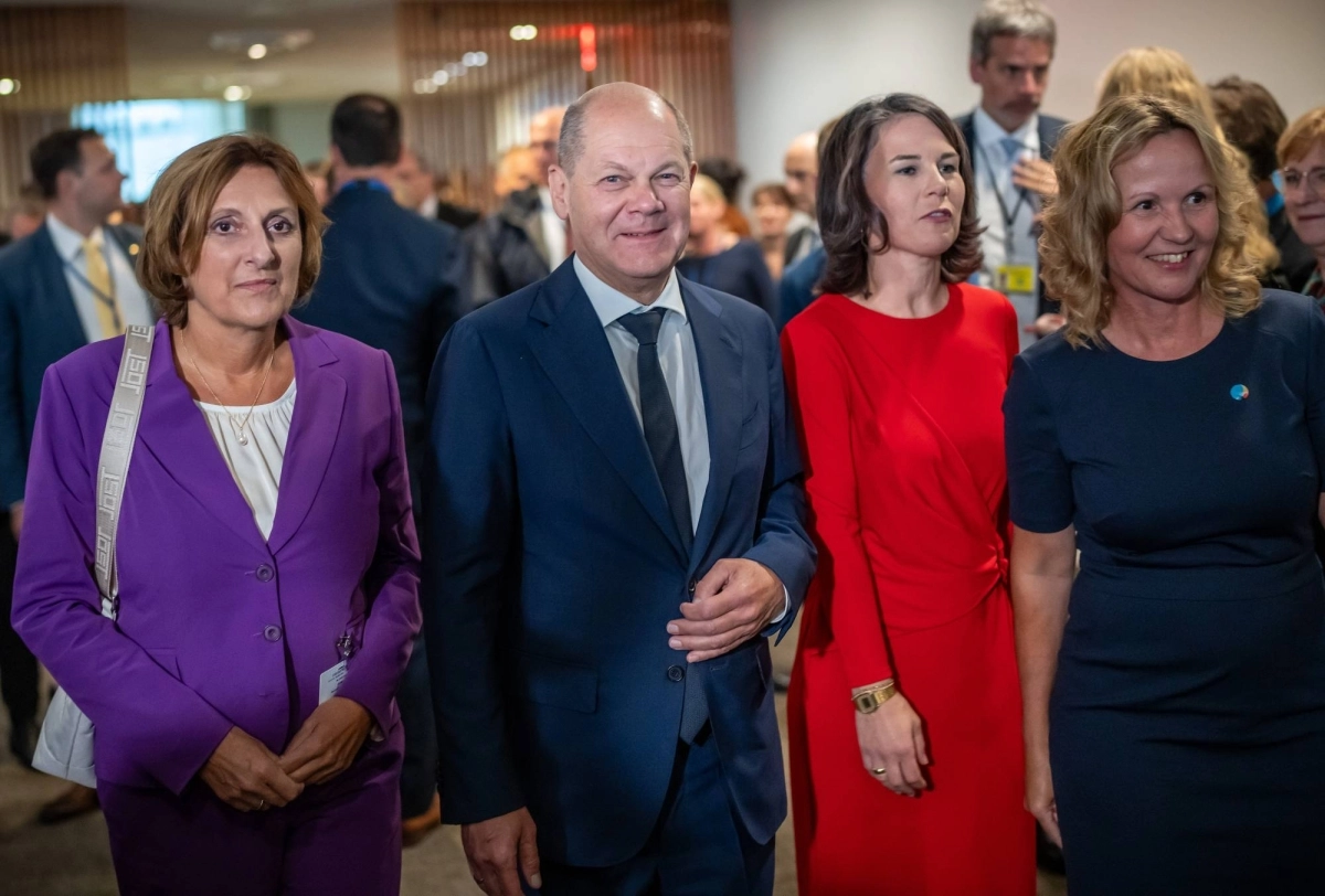 


المستشار الألماني وزوجته ووزير الخارجية في اجتماعات الأمم المتحدة                                   (د ب أ) 