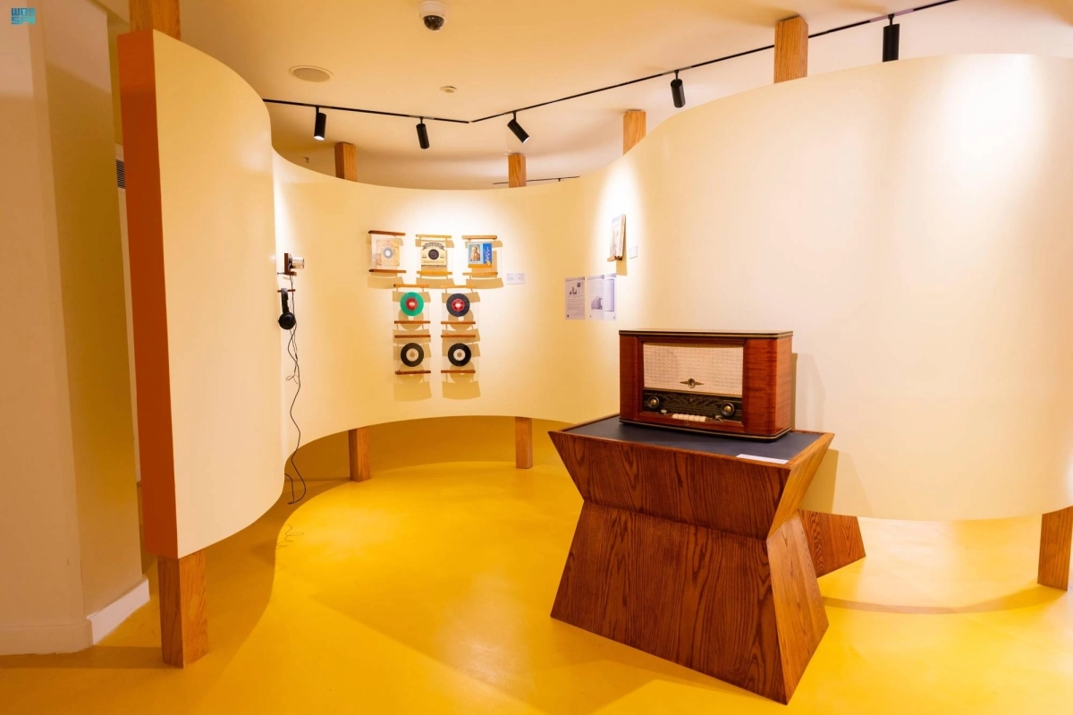 مجموعة متنوعة من المقتنيات الموسيقية (مكة)