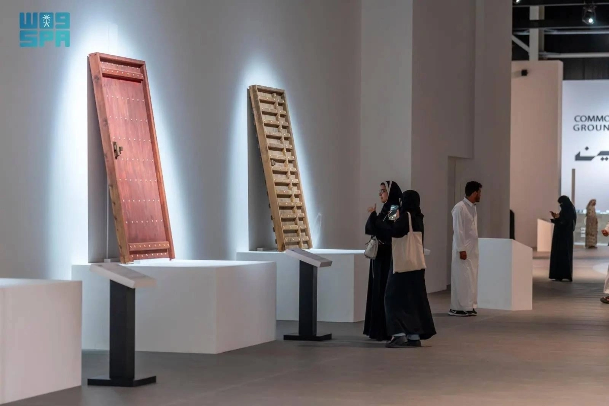 زوار يتجولون في المعرض (مكة)