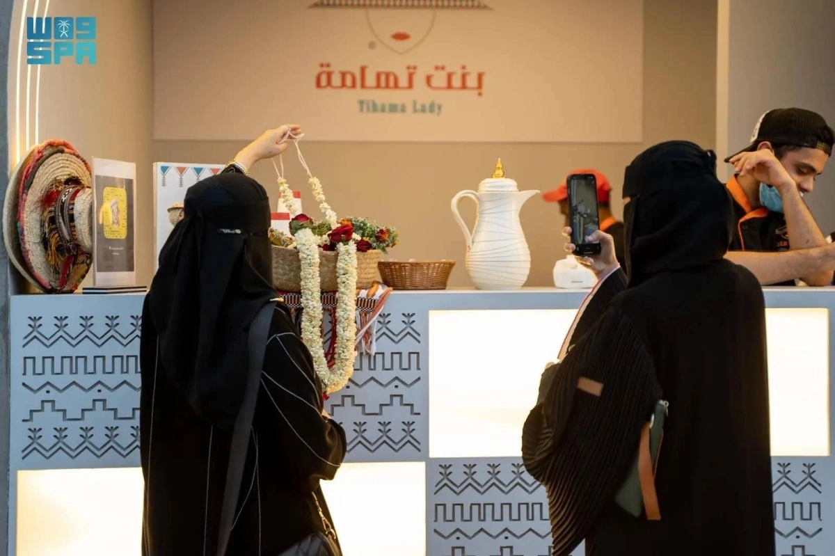 


زائرتان في جناح تهامة                        (مكة) 