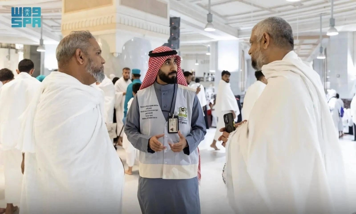 


معتمران يستعينان بأحد المترجمين                      (مكة) 