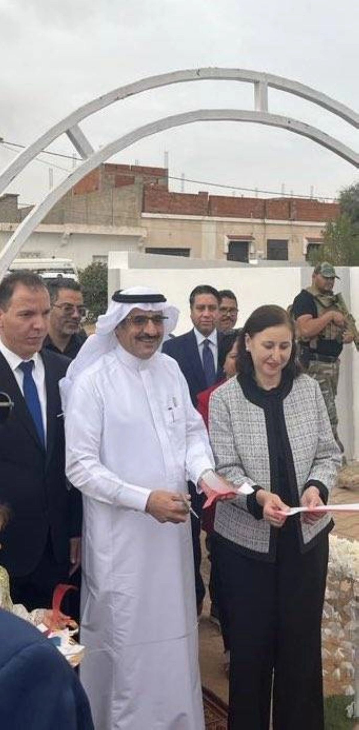 الوزيرة التونسية والصقر يقصان شريط المشروع (واس)