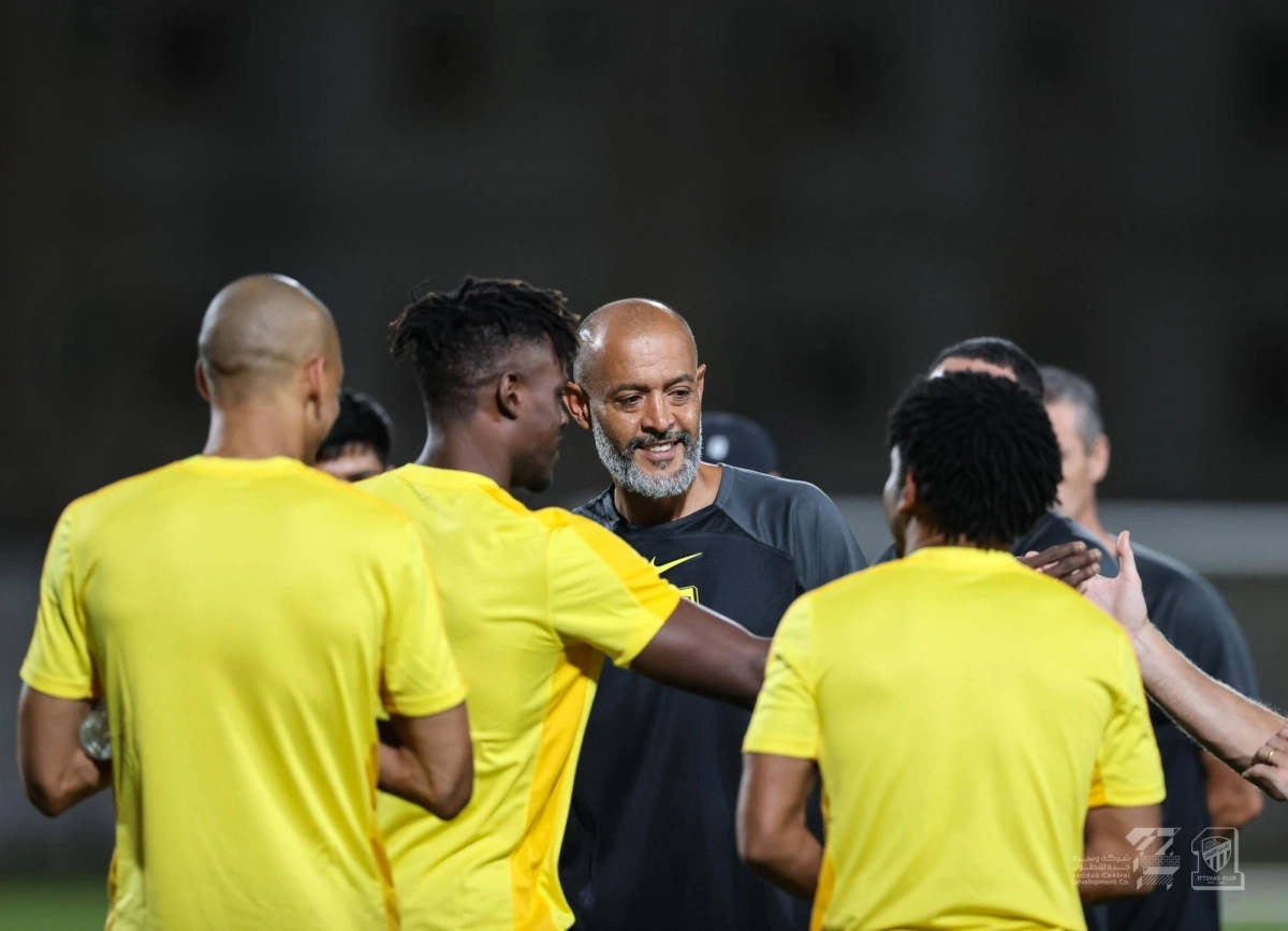 


سانتو  يتحدث مع اللاعبين 