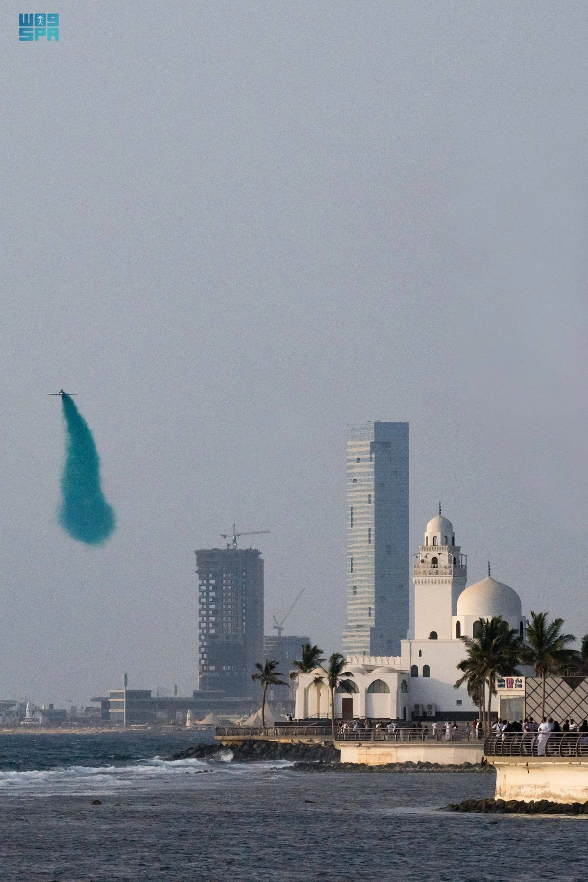 


طائرة تزين سماء جدة                            (مكة) 