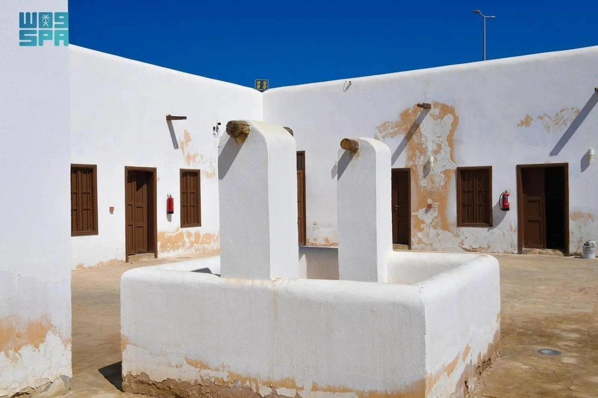 


البئر الواقعة بالقرب من مكتب البريد      