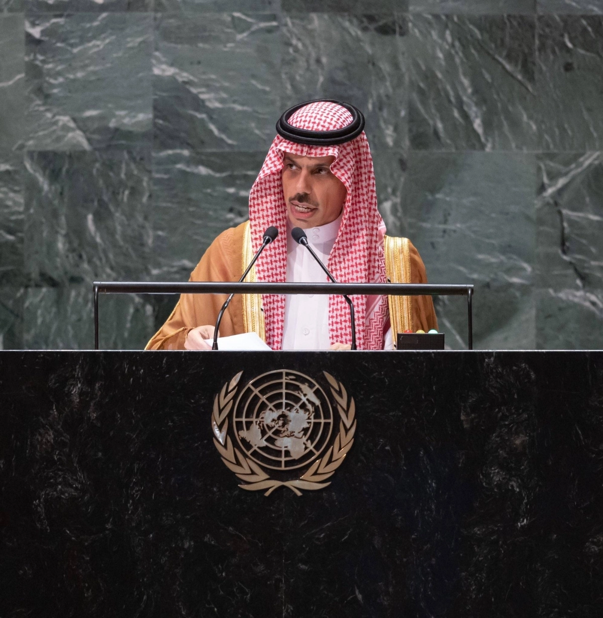 


فيصل بن فرحان خلال حديثه (واس) 