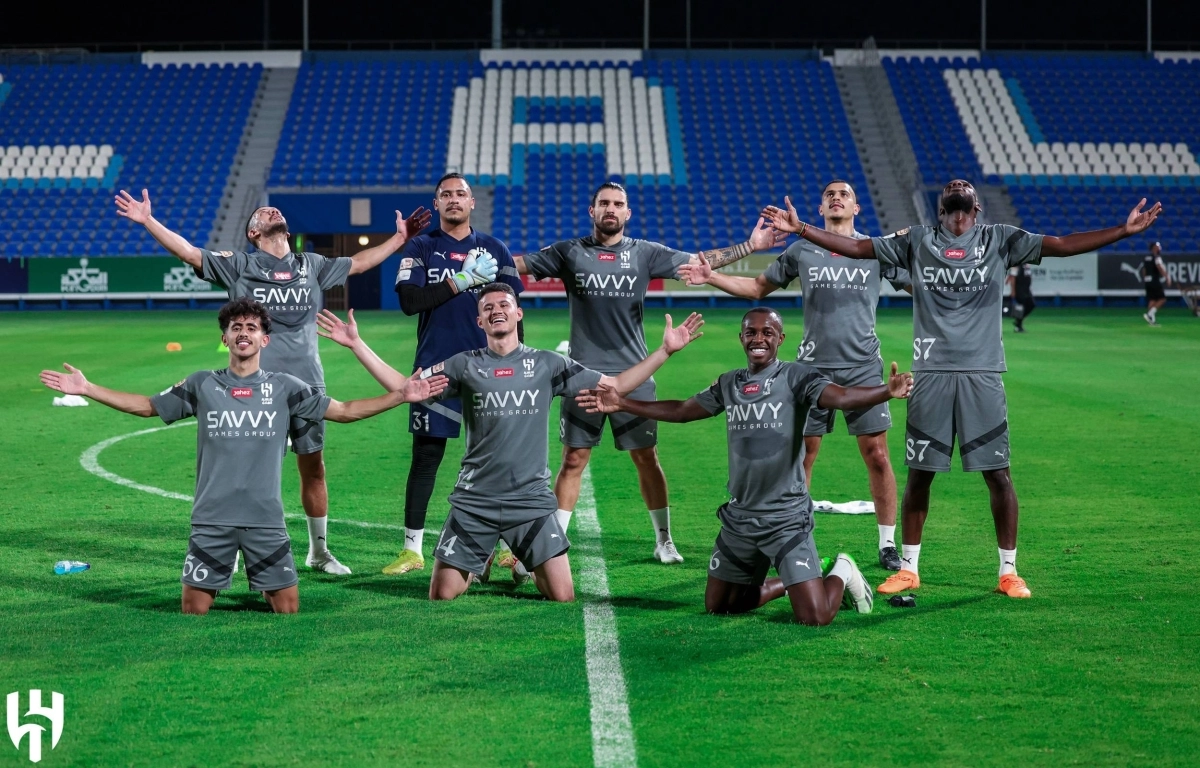 


لاعبو الهلال بعد المناورة 