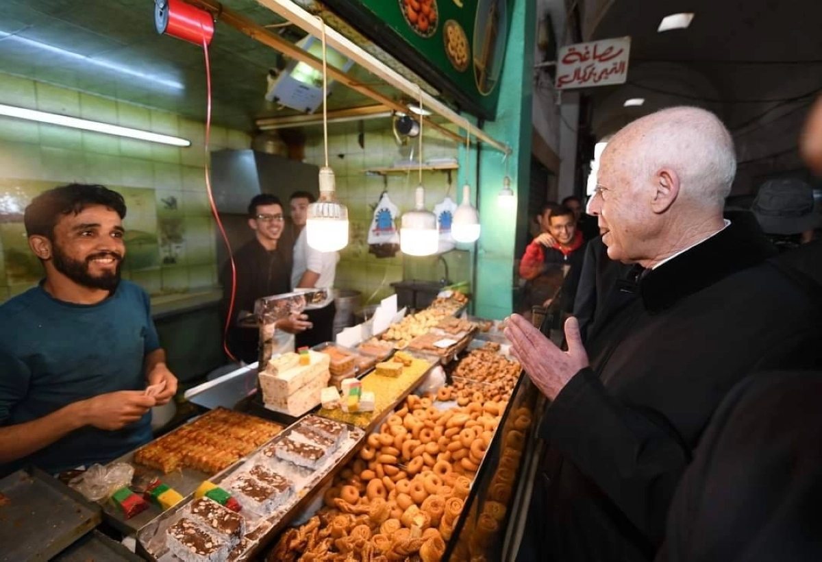 


جولة الرئيس قيس سعيد في الأسواق                 (مكة) 