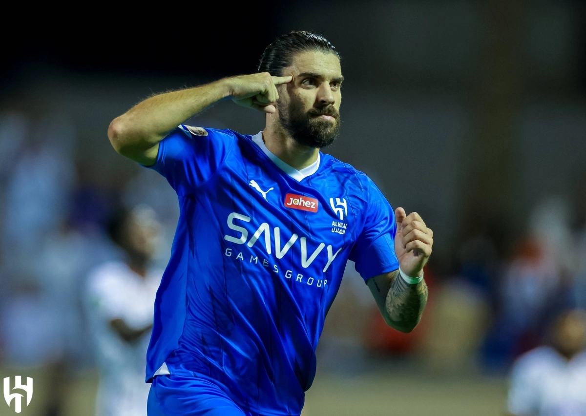 


نيفيز يحتفل بهدفه 