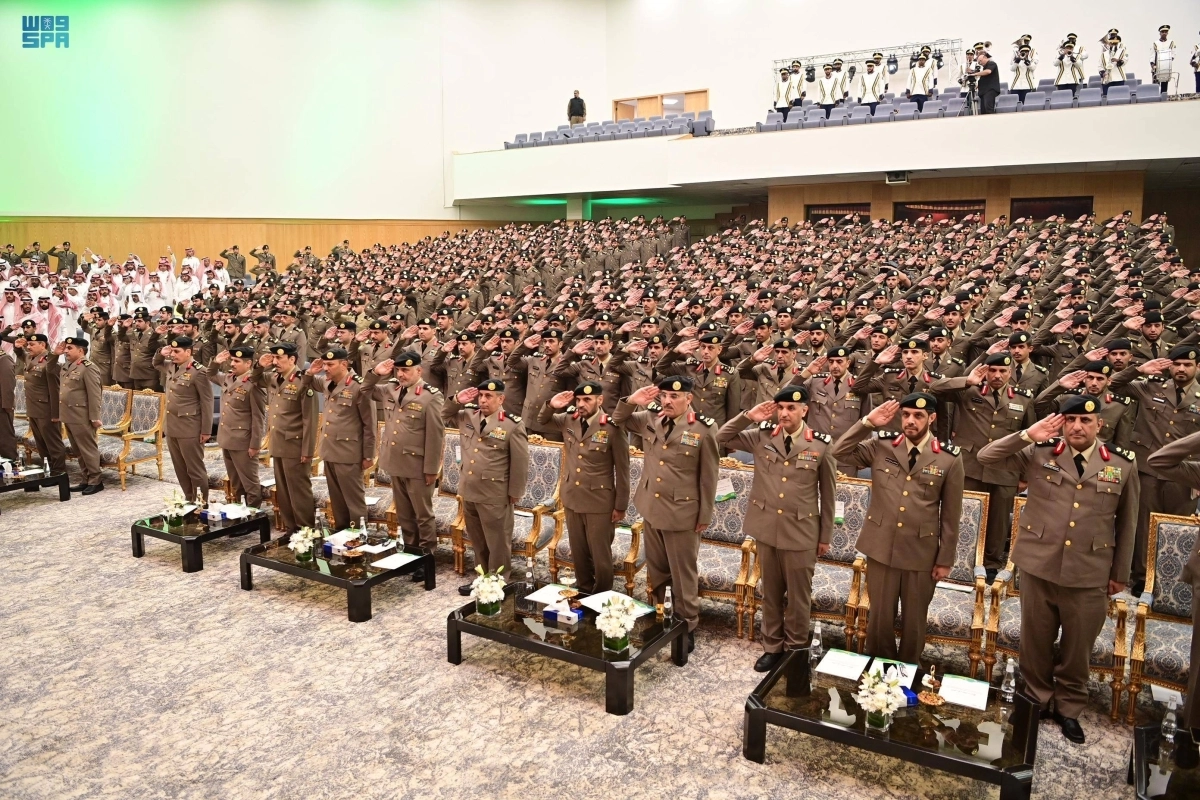 الضباط يستعرضون في حفل التخرج (مكة)