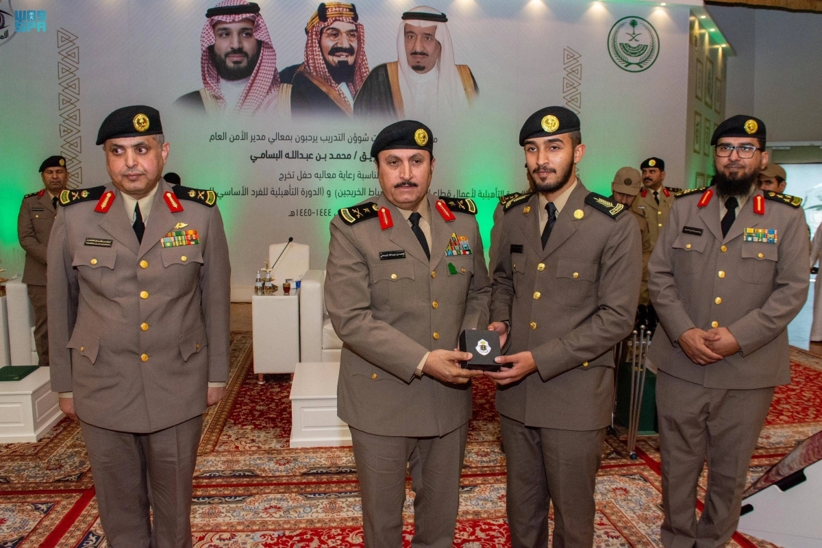 الفريق البسامي يسلم الخريجين شهاداتهم (مكة)