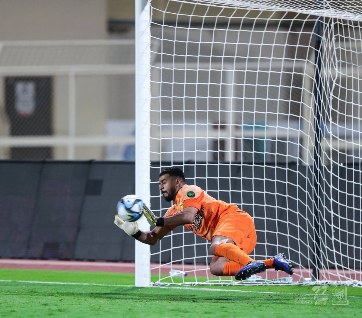 


عبدالله المعيوف خلال تصديه لركلات الترجيح 