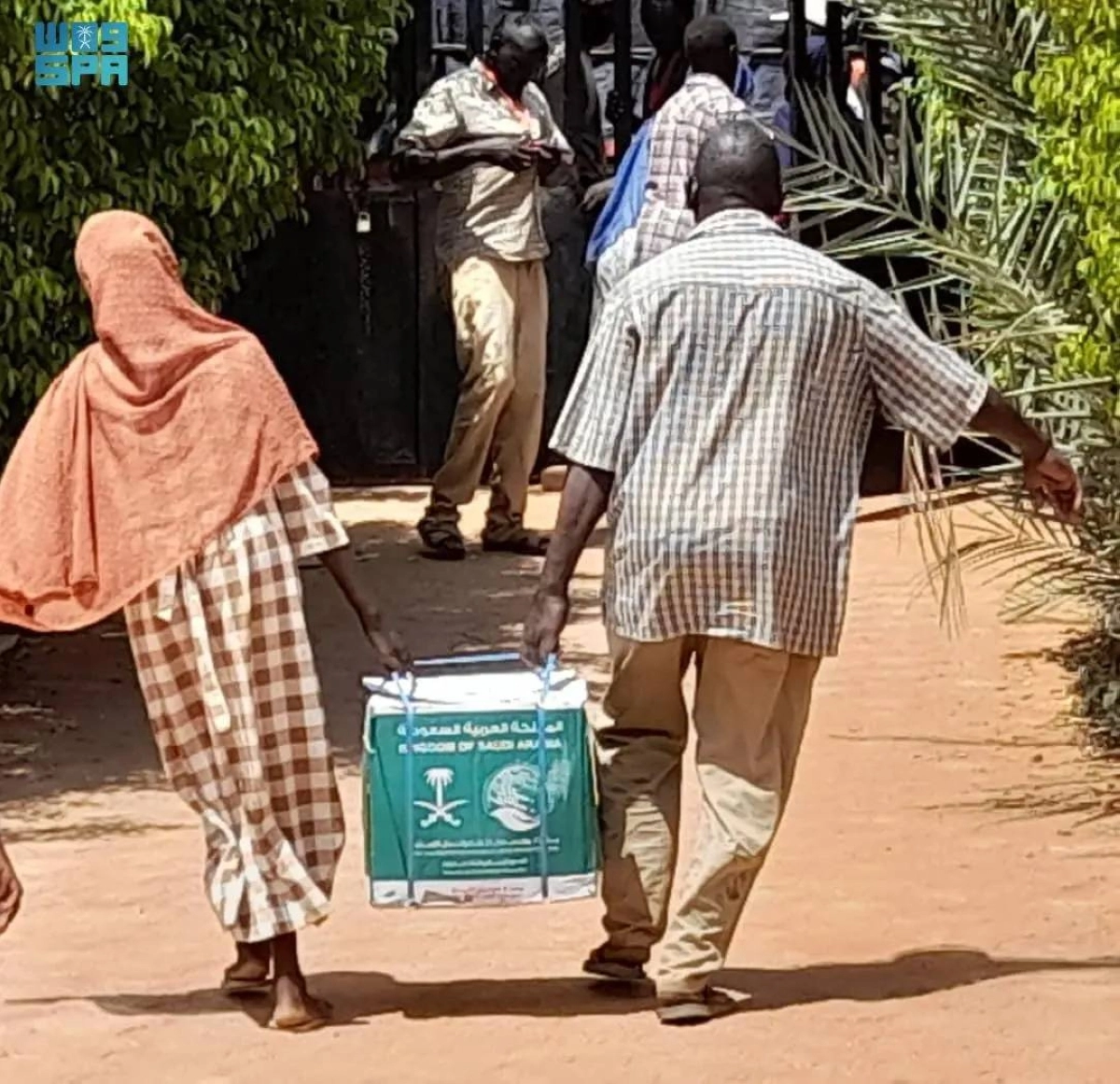 سودانيان يحملان مساعدات مركز الملك سلمان للإغاثة عملية جراحية سعودية في بورتسودان        (واس)