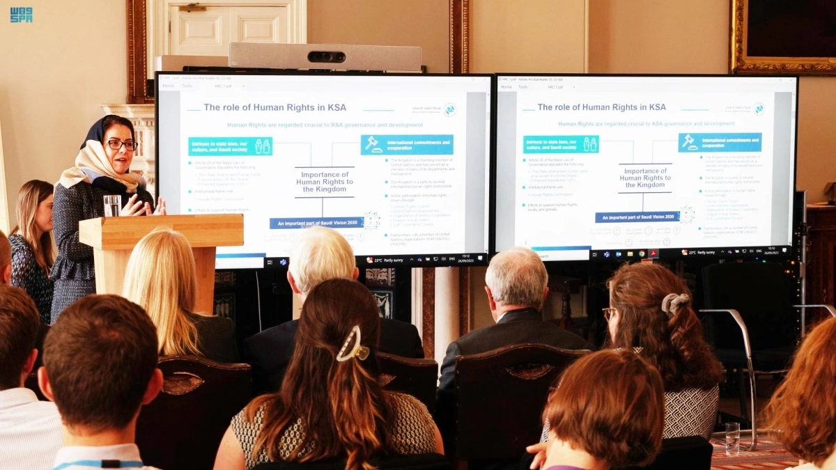 


هلا التويجري خلال اللقاء                            (مكة)      