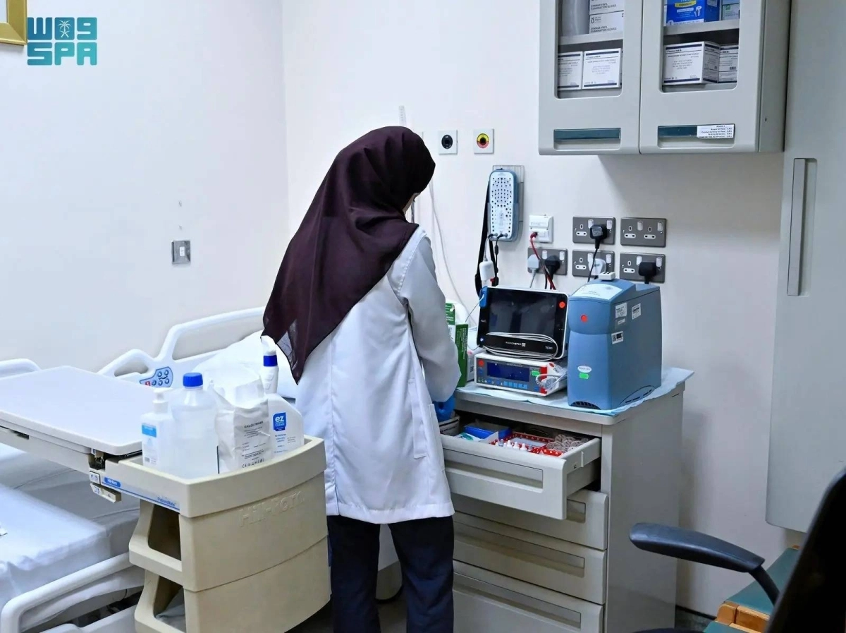 طالبة داخل مختبر الكلية (مكة)