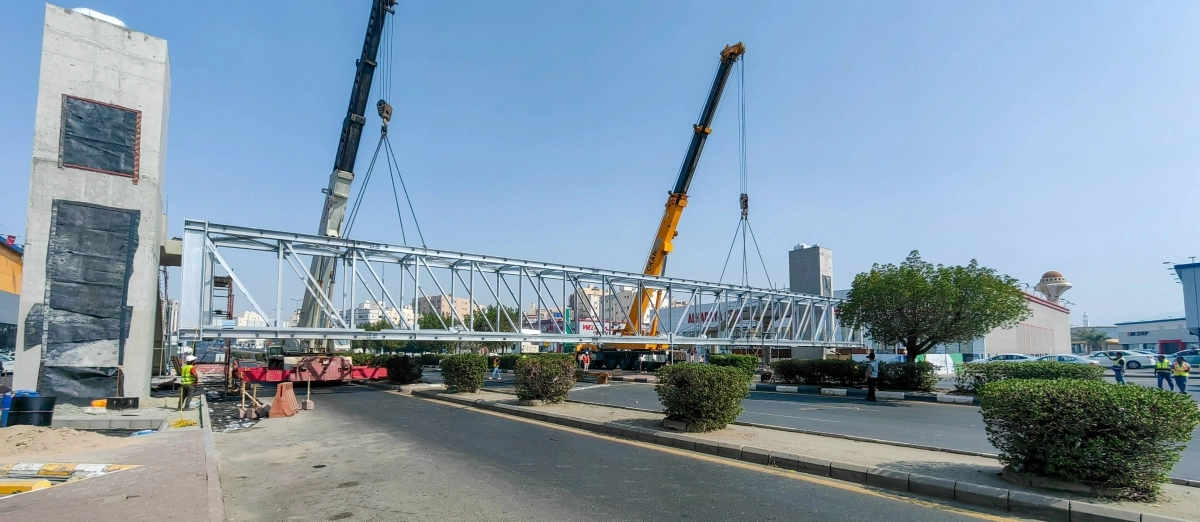 تسعى الجهات المعنية بالعاصمة المقدسة إلى رفع مستوى الأمان للمشاة الذين يرغبون في عبور الطرقات من جميع الاتجاهات، ومع تزايد عدد الجسور برزت الحاجة لمنع مرور المركبات أثناء العمل ورفع الأوزان الضخمة، حفاظا على سلامة المارة. (أنس الحارثي)