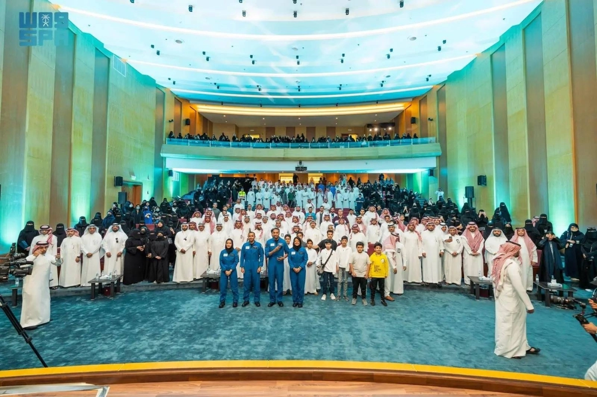 رواد الفضاء مع الأساتذة والطلاب بجامعة الملك خالد (مكة)