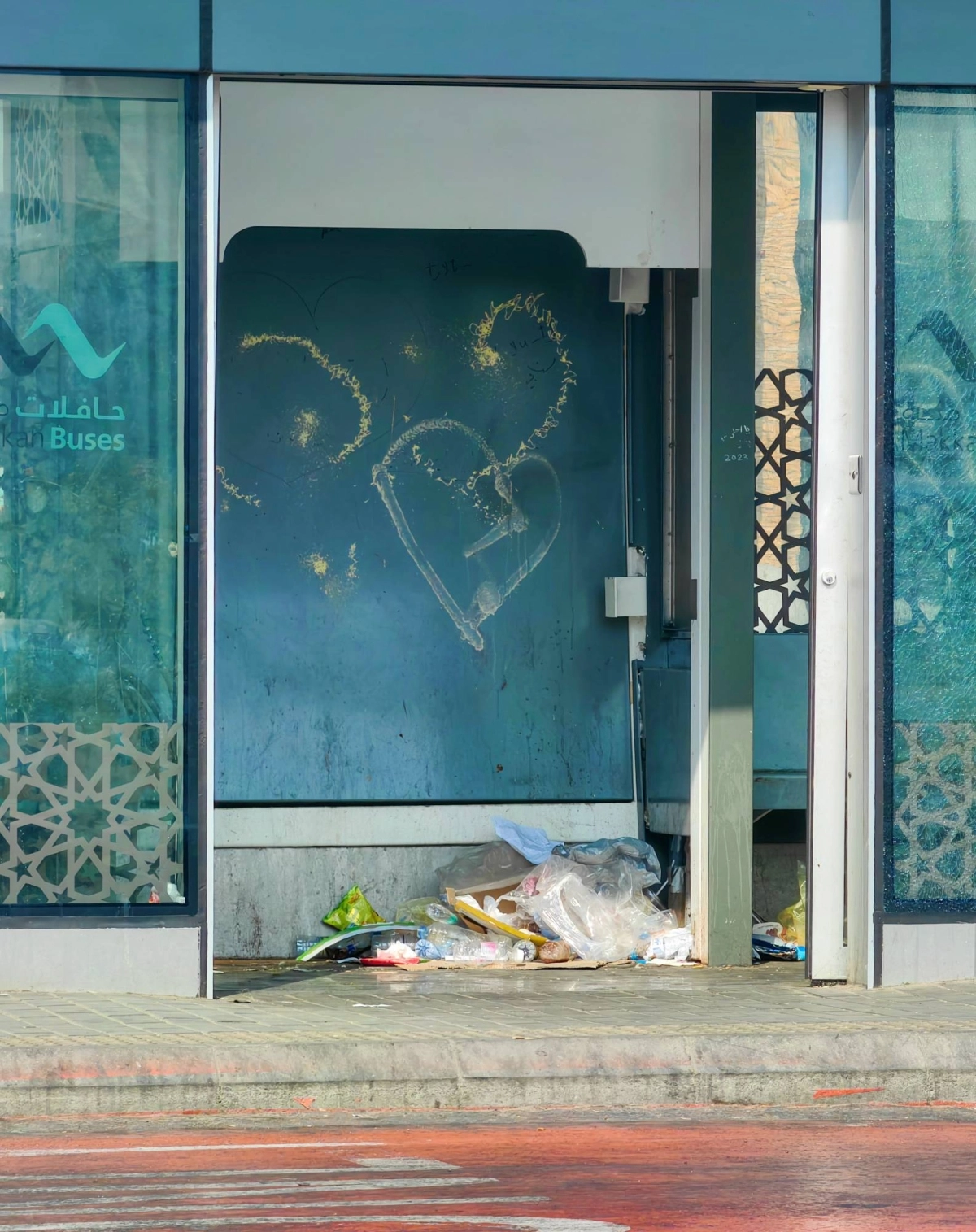 
لم تسلم محطات حافلات مكة من عبث العابثين وإهمال بعض مرتاديها، حيث بات تكدس النفايات وانبعاث الروائح وتدلي الأسلاك الكهربائية مشهدا مألوفا، في ظل انعدام الصيانة وغياب الرقابة. (أنس الحارثي)