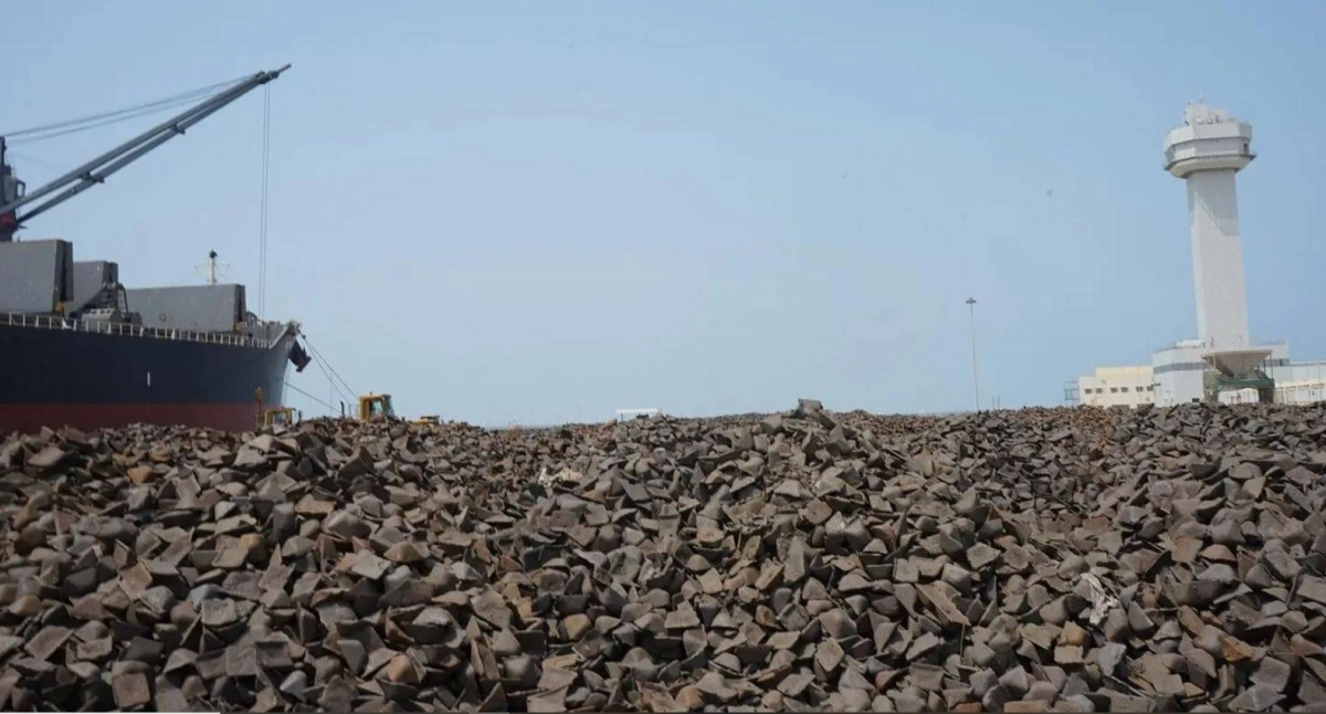 كميات من الحديد الصلب قبل تحميلها في ميناء جازان للصناعات 