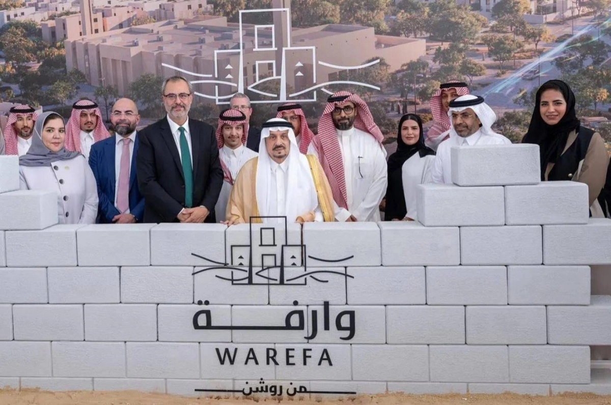 


فيصل بن بندر بعد وضع حجر الأساس                   (مكة) 