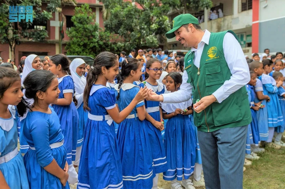 


الفريق السعودي في إحدى مدارس البنات                          (واس) 