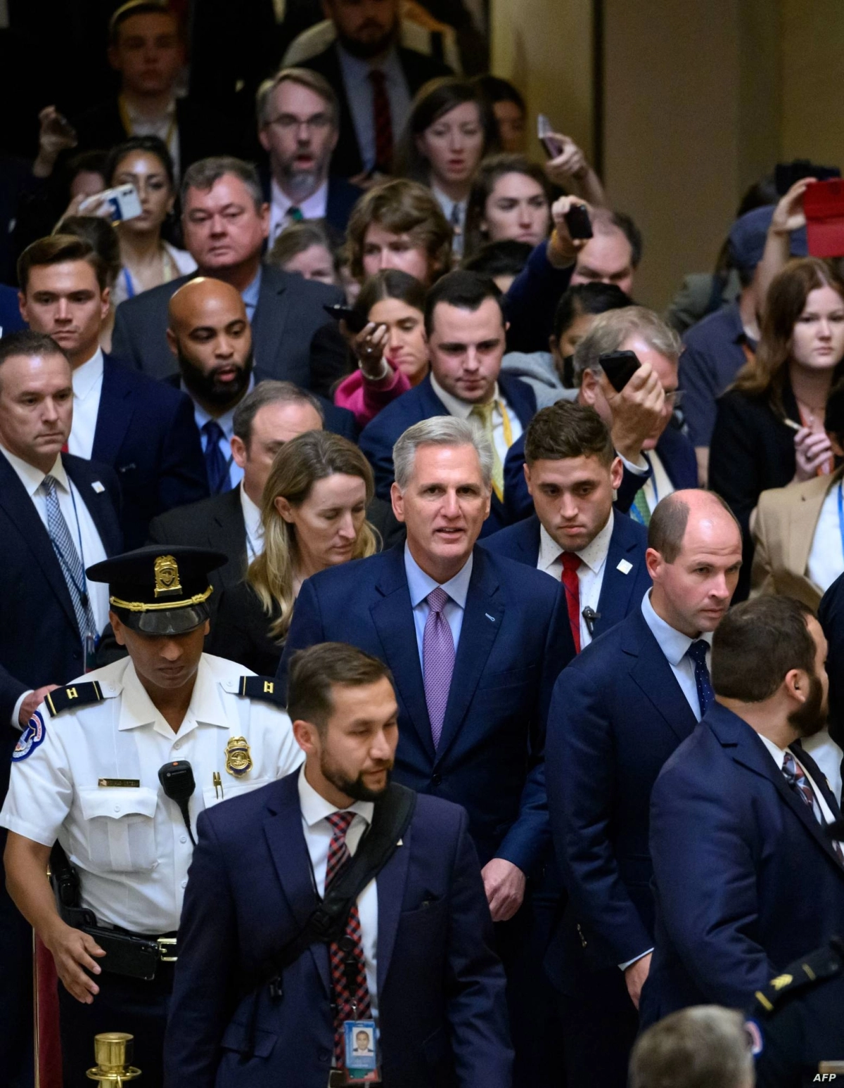 


كيفن مكارثي محاط بأعضاء مجلس النواب الأمريكي    (مكة) 