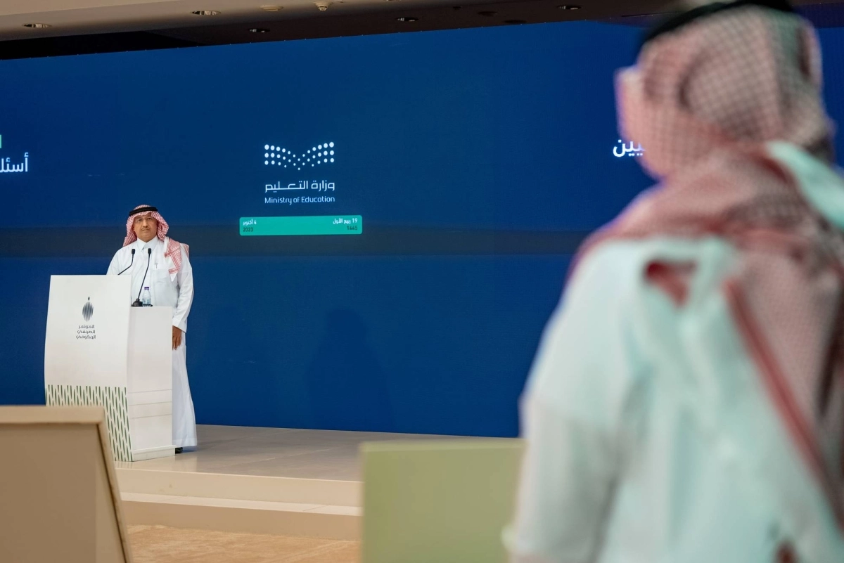 يوسف البنيان متحدثا خلال المؤتمر أمس (مكة)