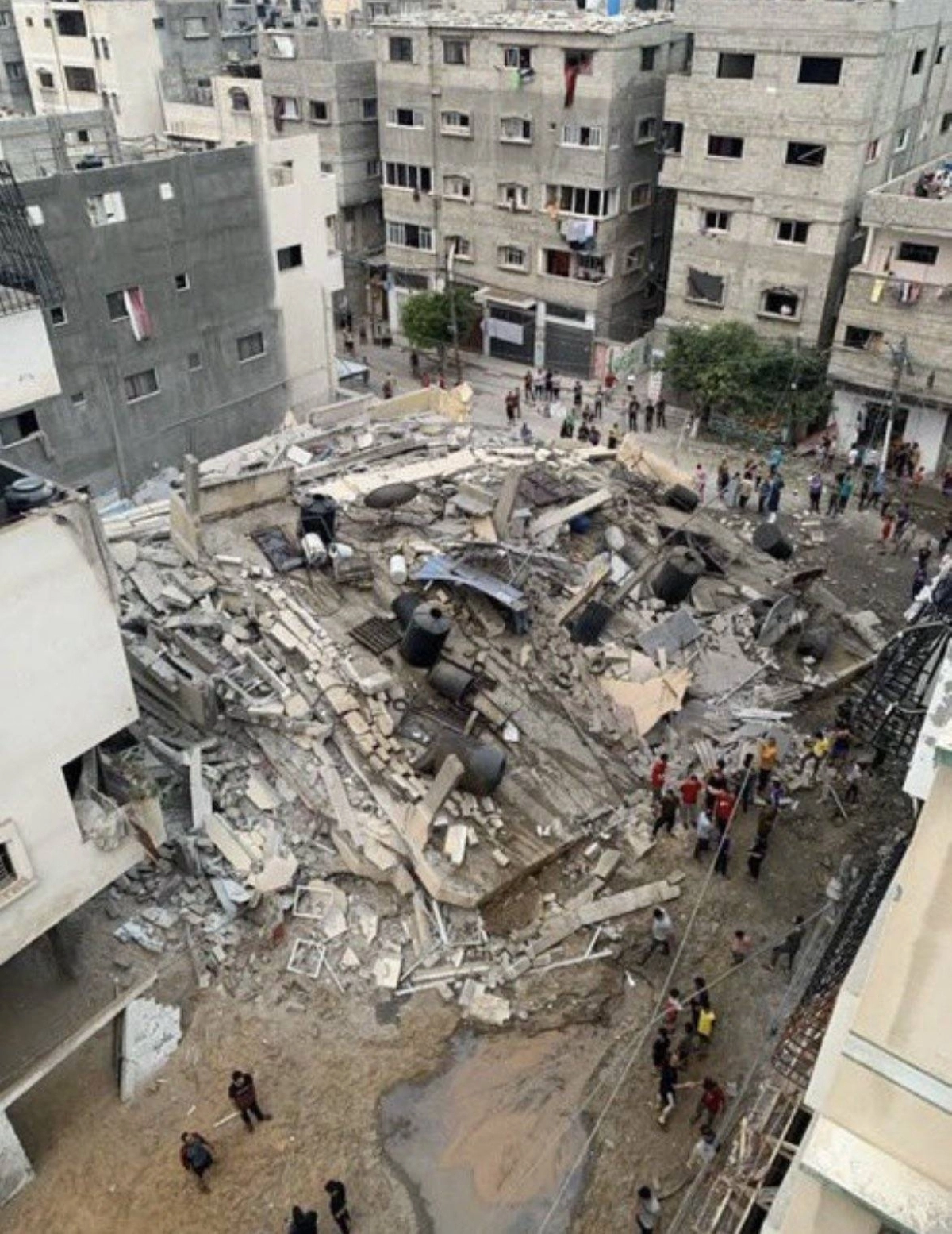 


منزل تحول إلى حطام 