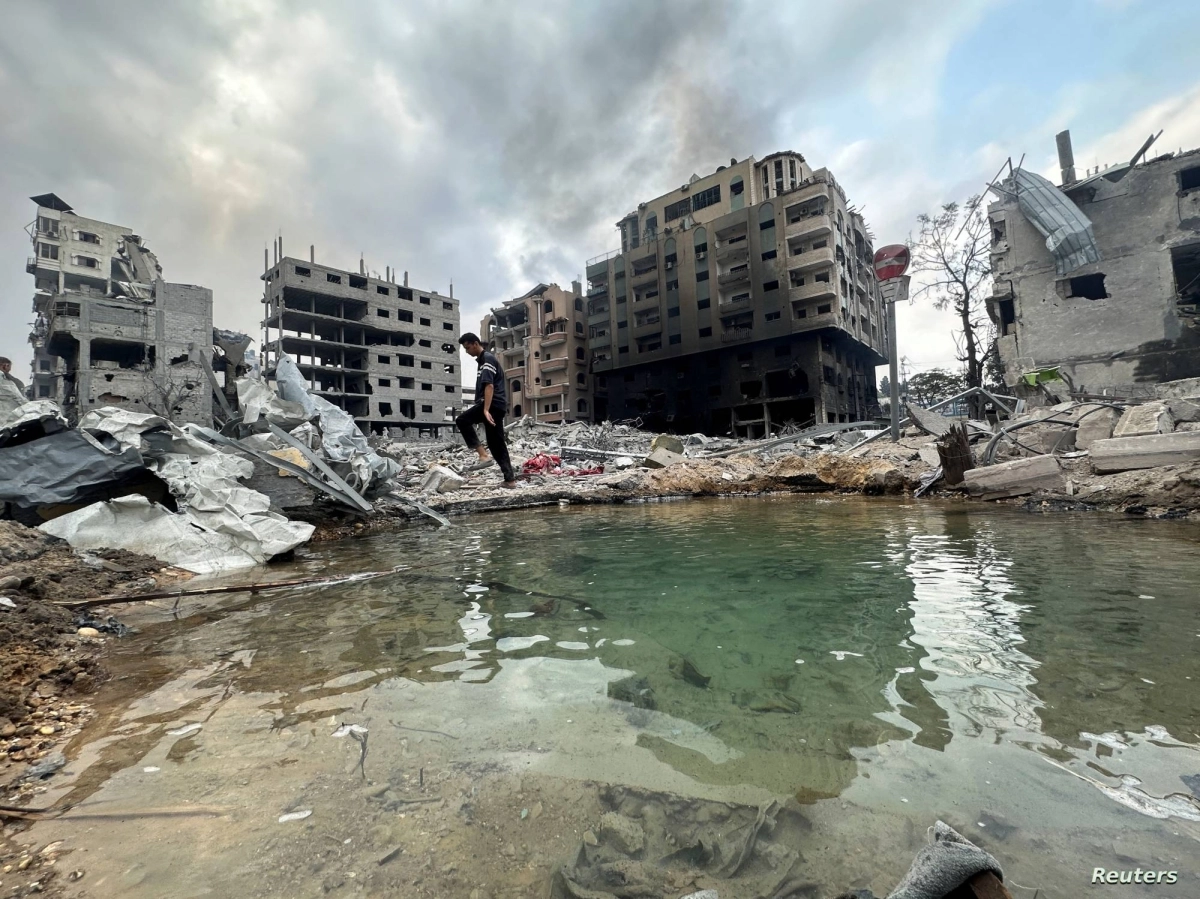 


إسرائيل دمرت كل شيء في غزة                                                                    (مكة) 

دمار شامل في غزة 