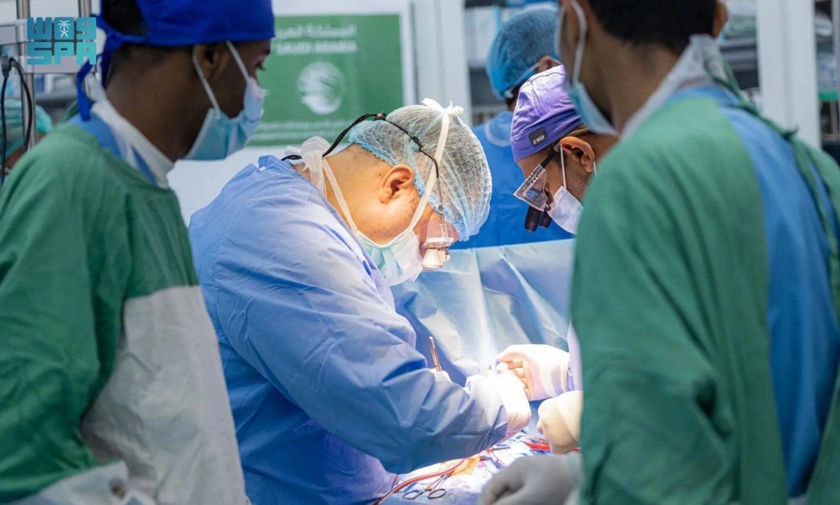 


أطباء المركز يجرون عملية جراحة قلب لأحد الأطفال            (واس) 