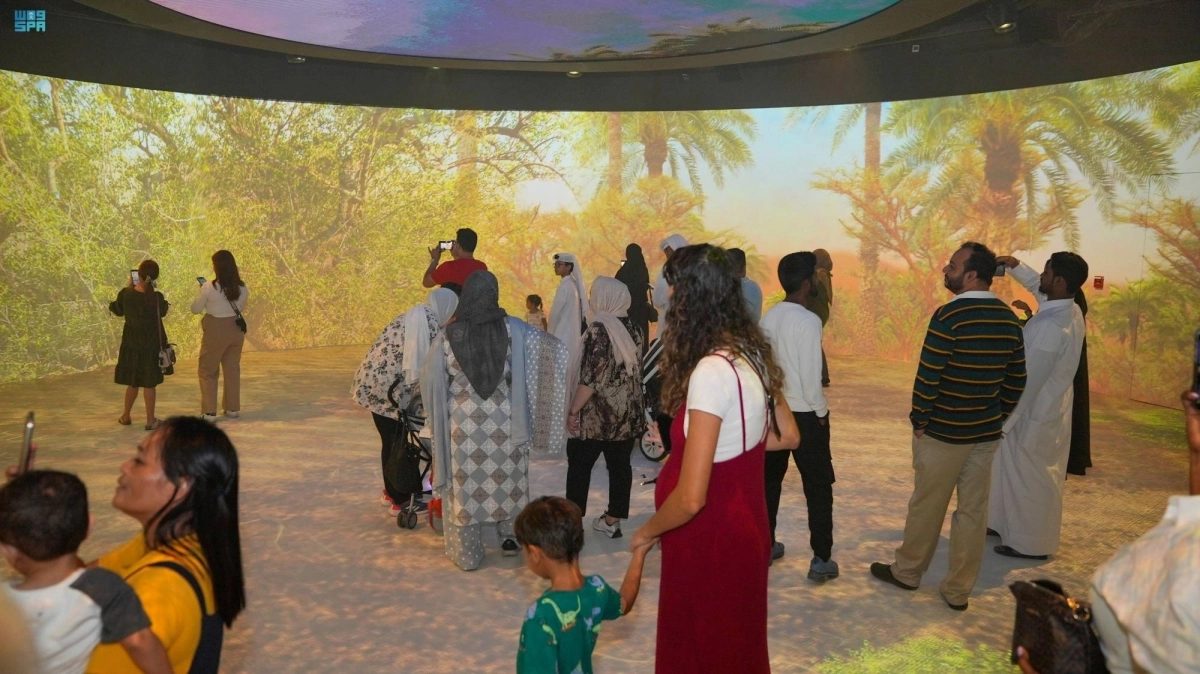 


أسر  تتجول بالمعرض                             (مكة) 