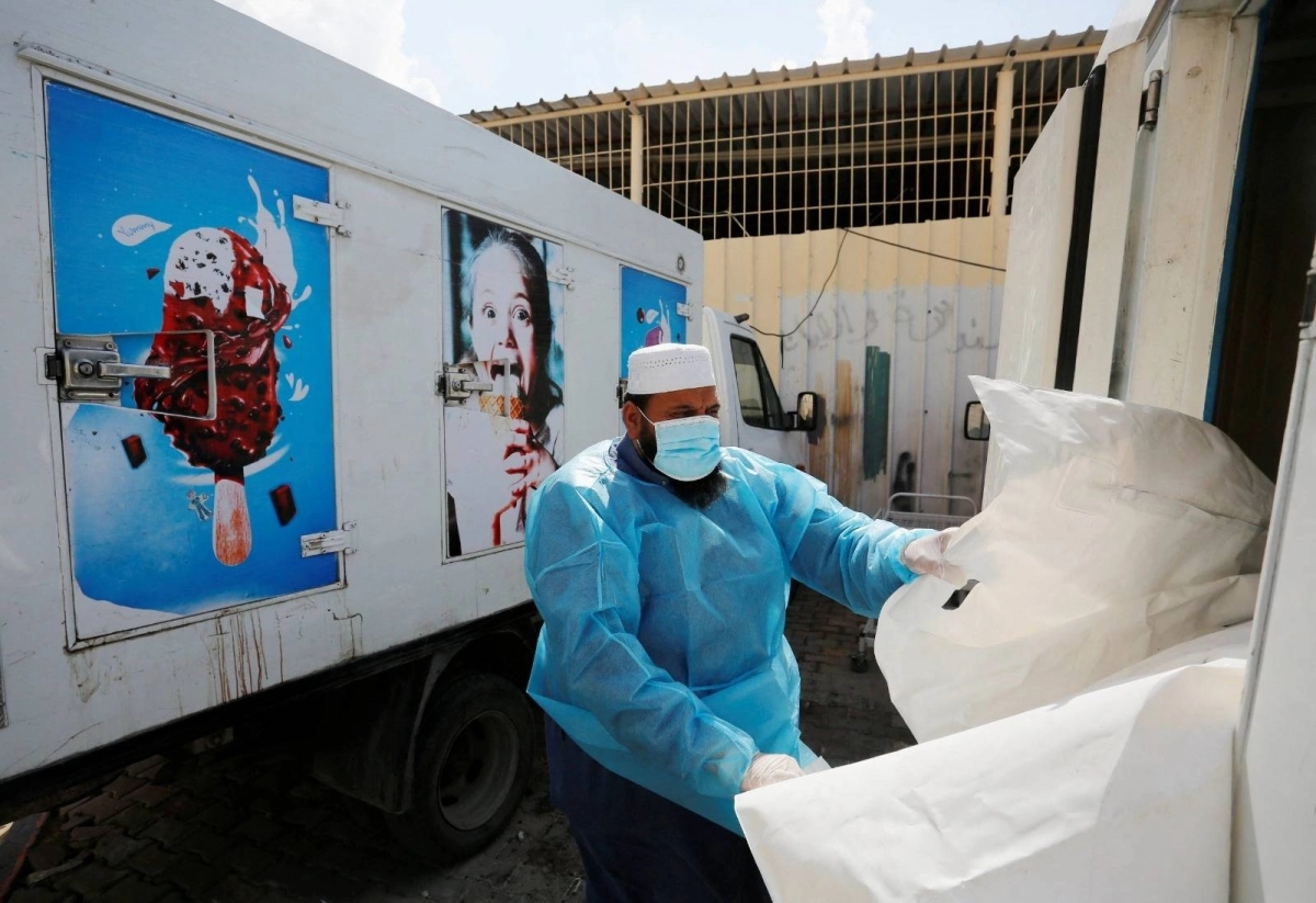 


تحميل الجثث في شاحنات 