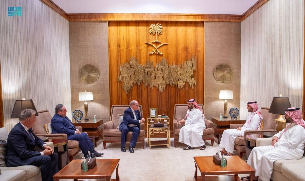 الامير محمد بن سلمان خلال استقباله امير موناكو (مكة)