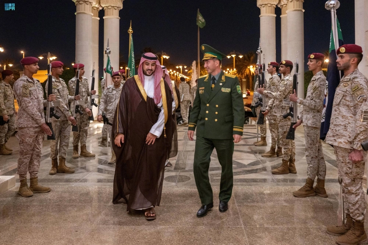  وزير الدفاع خلال استقباله الضيف التركمانستاني (مكة)