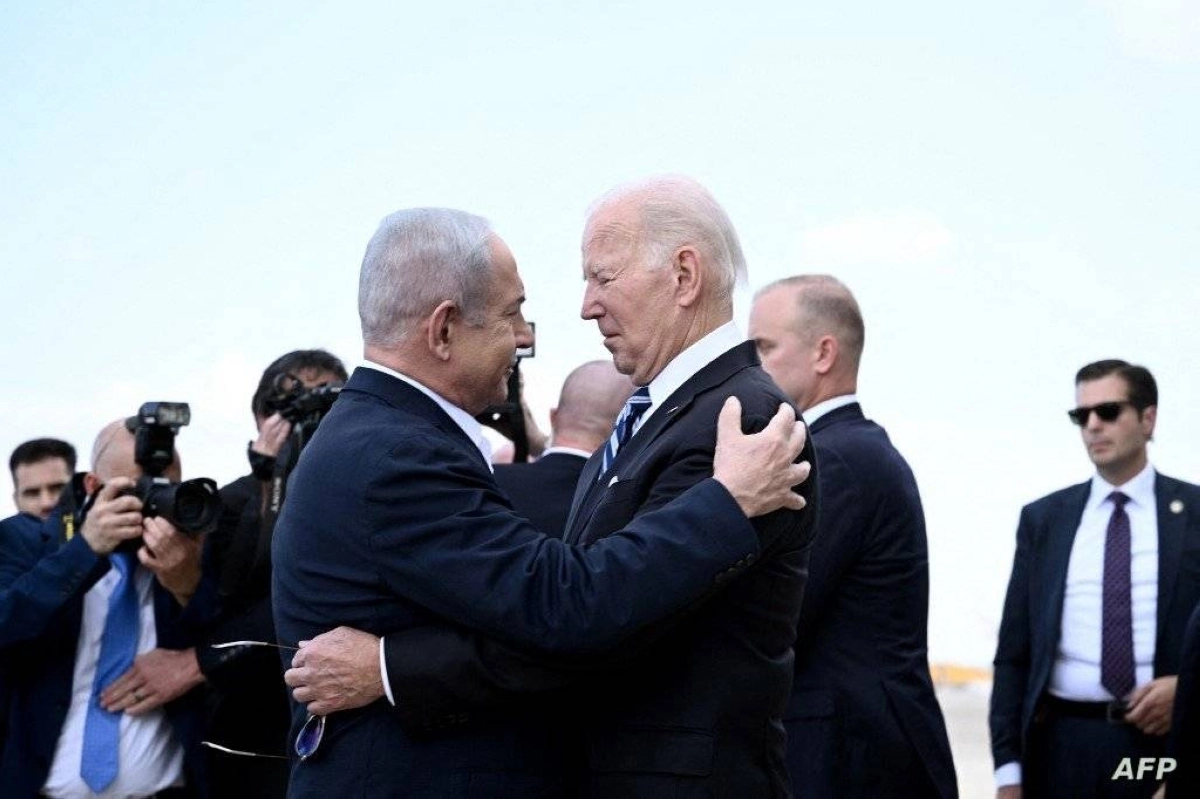 عناق يعبر عن علاقة أمريكا واسرائيل (مكة)