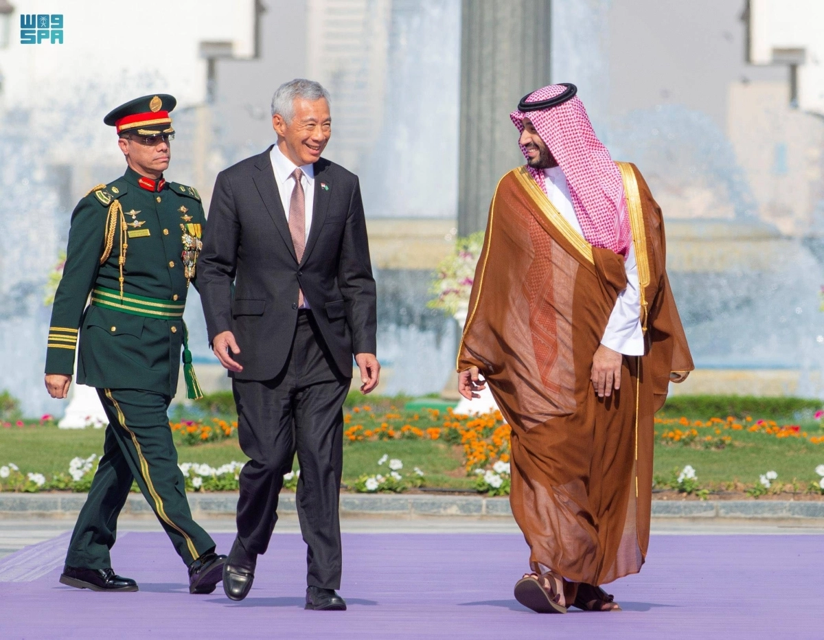 الأمير محمد بن سلمان خلال استقباله لي هسين لونغ أمس (واس)