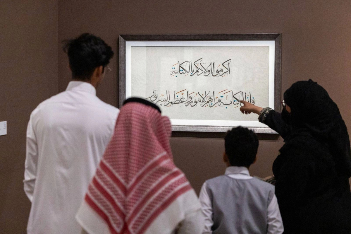 


زوار يتعرفون على فنون الخط                                                      (مكة) 