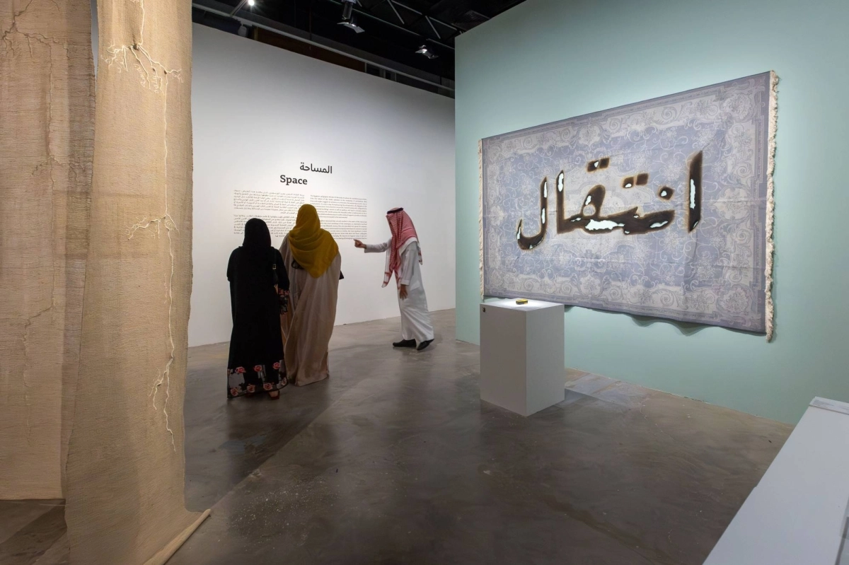 زائرتان تستمعان لشرح بالمعرض (مكة)