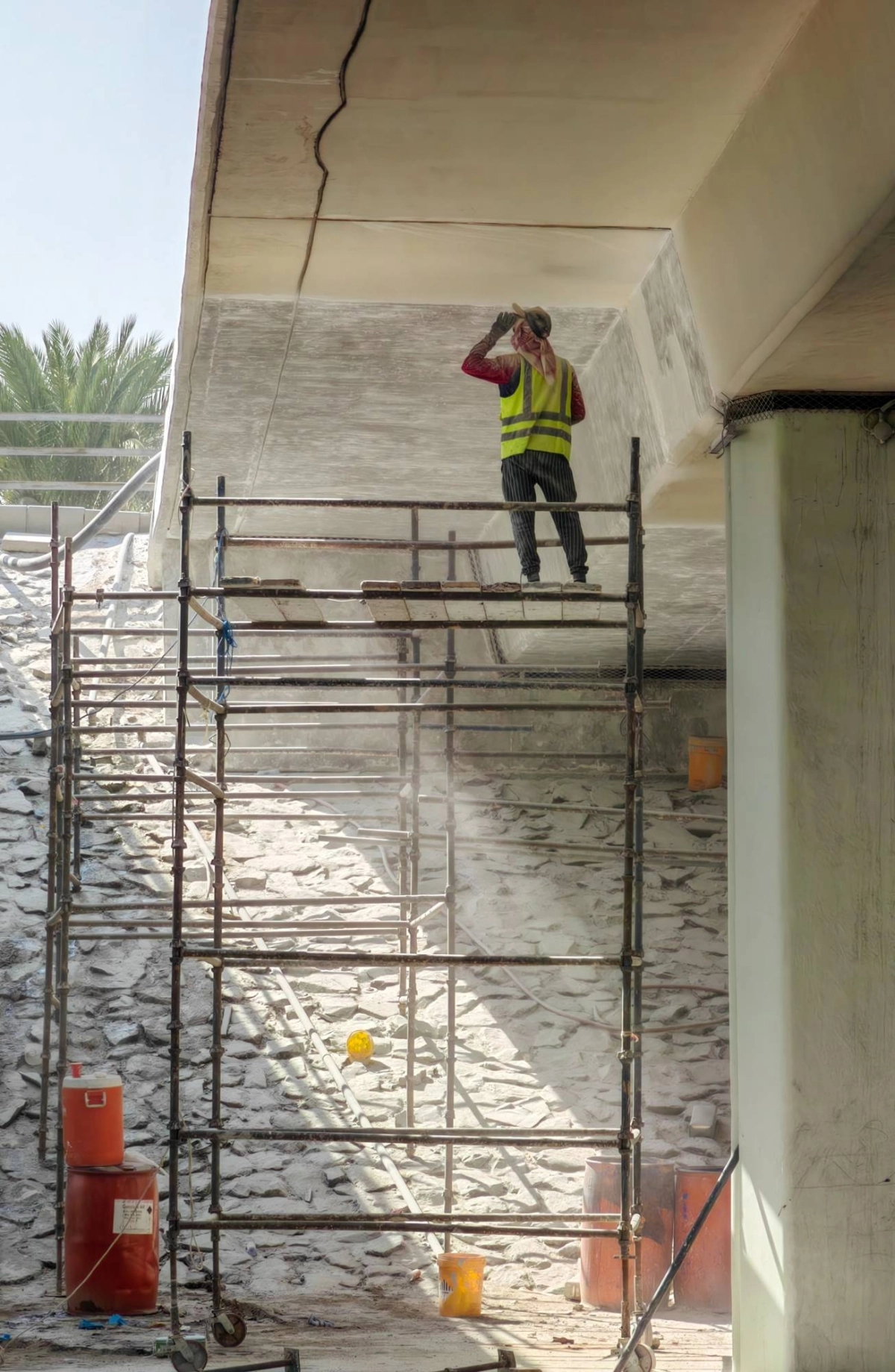 
حفاظا على سلامة الجميع تخضع كباري وجسور العاصمة المقدسة للصيانة الدورية، كأعمال الصنفرة ومعالجة التشققات نتيجة لكثرة الاستخدام وحرارة الطقس وعوامل البيئة، تحت إشراف هندسي وجدولة مستمرة، مع مراعاة الطبيعة الجبلية لبعض المواقع. (أنس الحارثي)