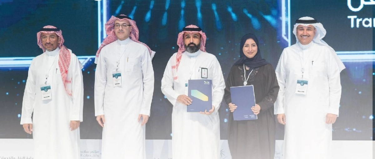 خلال تسليم احد الاتفاقيات