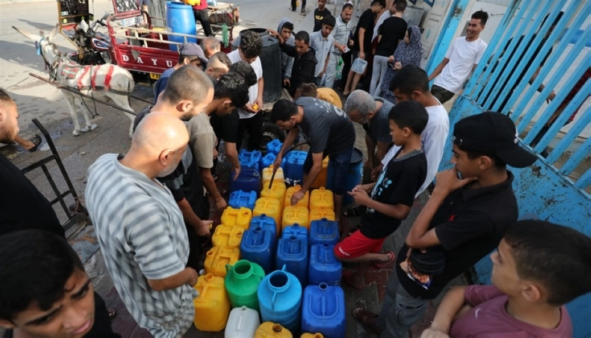 أهل غزة يسطفون للحصول على المياه (مكة)